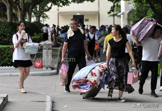 高考后行李搬运服务兴起，女生案例凸显市场需求